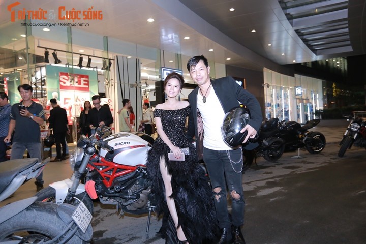 Dan sao Viet cuoi dan moto Ducati ra mat “Fan Cuong